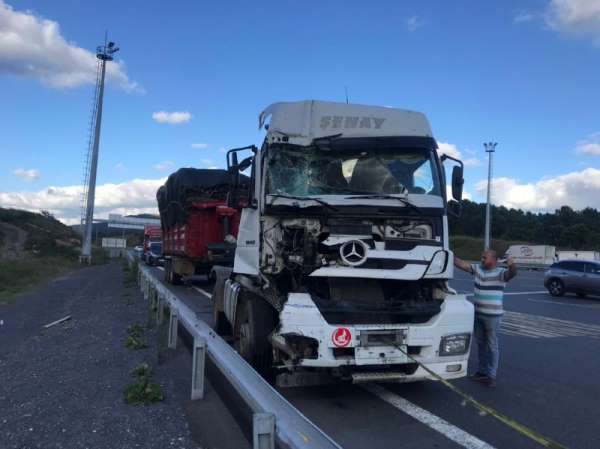 (Özel) Kuzey Marmara otoyolunda feci kaza: Tır ile kamyon çarpıştı, 1 kişi ağır 