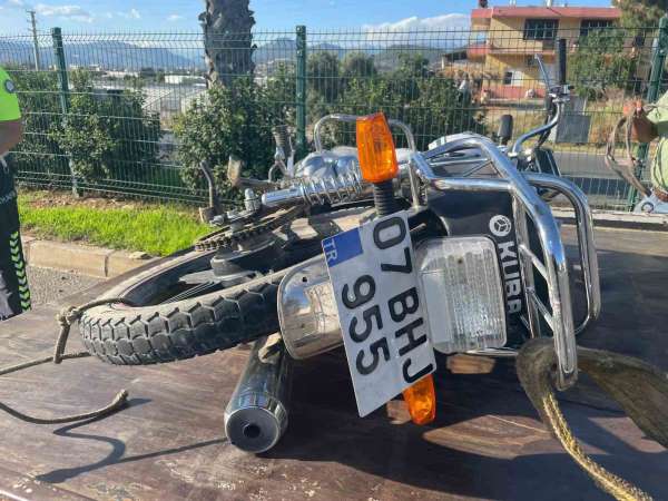Antalya'da iki kardeş motosiklet kazasında yaralandı