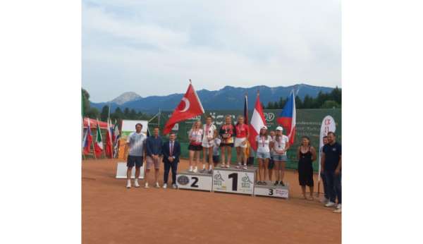 Antalyalı Zeynepsu'dan, İşitme Engelliler Avrupa Tenis Şampiyonası'nda gümüş madalya