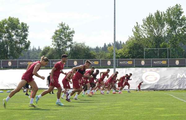 Galatasaray yeni sezon hazırlıklarını yaptığı antrenmanla sürdürdü