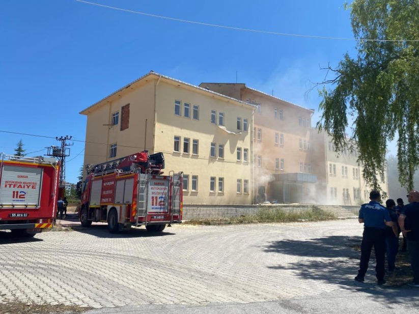 Samsun'da eski hastane binasında arşiv yangını: Dumanlar çevreyi sardı