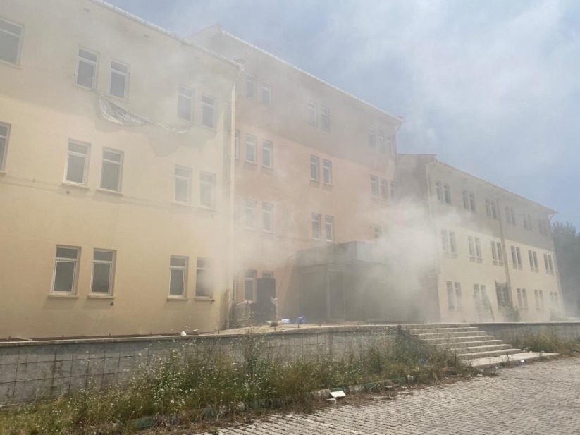 Samsun'da eski hastane binasında arşiv yangını: Dumanlar çevreyi sardı