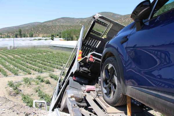 Amasya'da çarpışan tır ile kamyonet tarlaya uçtu: 2 yaralı