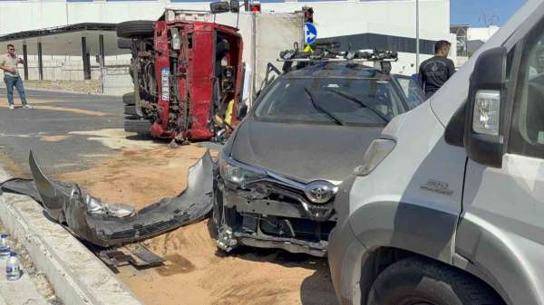 Başakşehir'de 10 aracın karıştığı zincirleme kaza: 3 yaralı