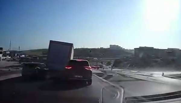 Başakşehir'de 10 aracın karıştığı zincirleme kaza kamerada