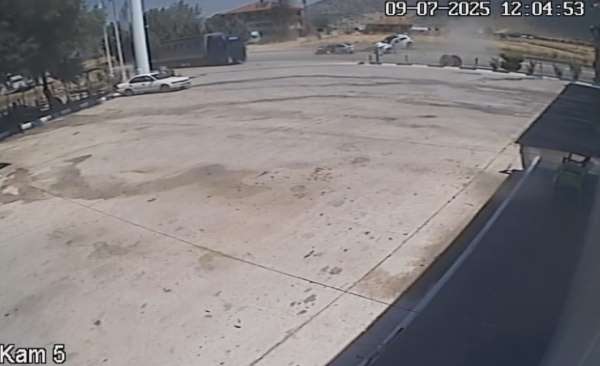 Burdur'da 2'si çocuk 5 kişinin yaralandığı kaza anı görüntüleri ortaya çıktı