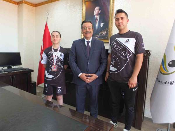 Burhaniye Kaymakamı Atilla, başarılı sporcuyu ödüllendirdi