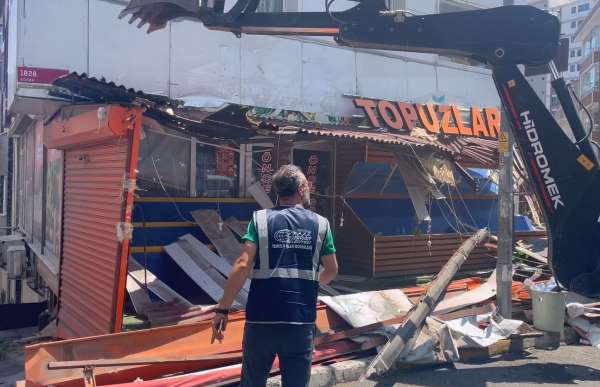 Esenyurt'ta bıçaklı kavgaya neden olan market reyonu yıkıldı