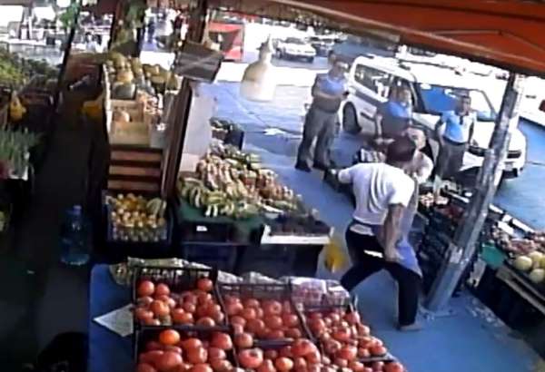 Esenyurt'ta market çalışanı zabıtaya bıçakla saldırdı