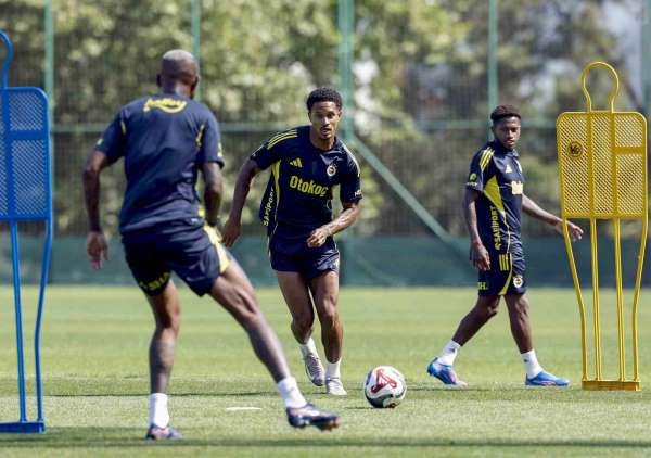 Fenerbahçe, günün ilk antrenmanını tamamladı