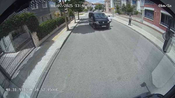 Halk otobüsü şoförünün dikkati kazayı önledi: O anlar kamerada