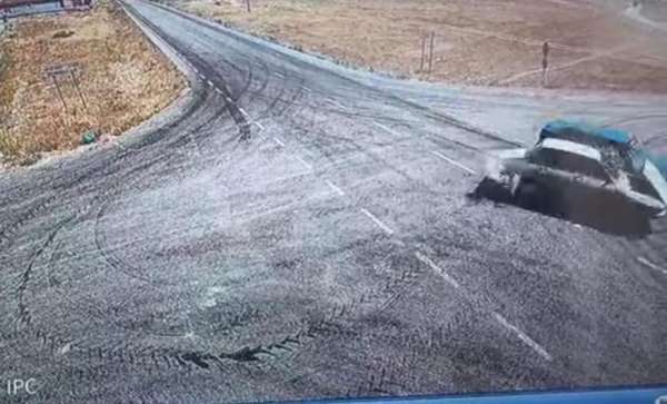 Kaza yapan otomobillerden biri alev aldı