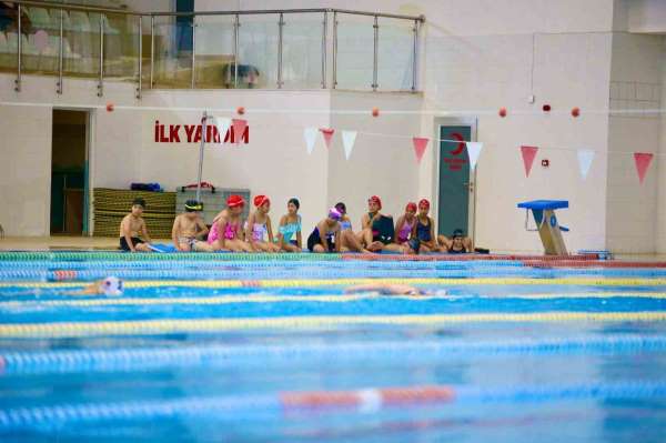 Kepez Belediyesi, 7'den 70'e yüzme eğitimi veriyor
