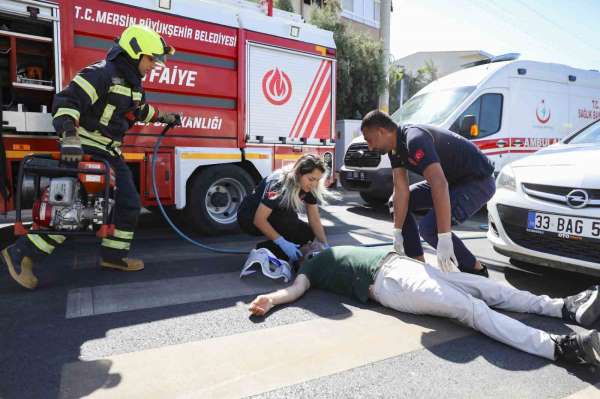 Mersin'de trafik tatbikatı gerçeği aratmadı, vatandaşlar kazayı gerçek sandı