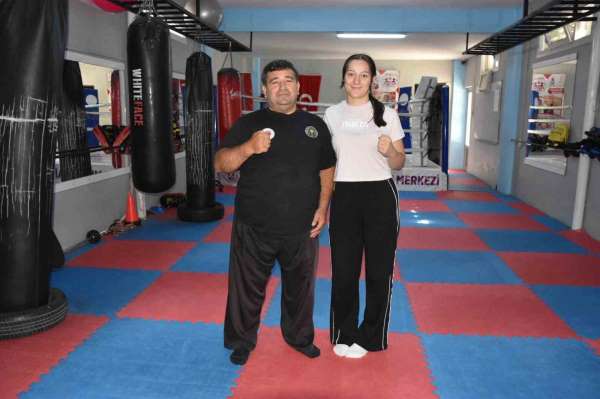 Şampiyonlar, hakemler ve antrenörler Manisa Muaythai Eğitim Merkezi'nden yetişiyor