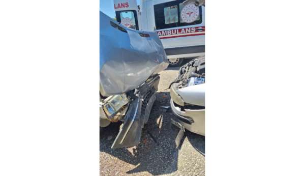 Sinop'ta iki otomobil kafa kafaya çarpıştı: 5 yaralı