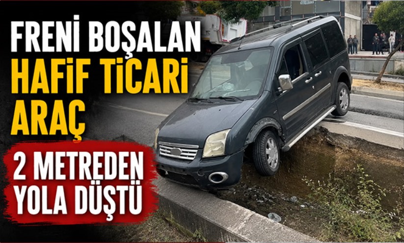 Freni boşalan hafif ticari araç 2 metreden yola düştü - samsunsonhaber.com