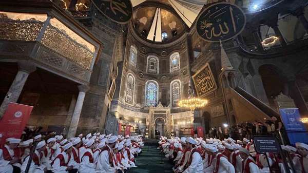 Ayasofya Camii'nde 15 Temmuz şehitleri için 253 hafız tarafından hatim duası okundu