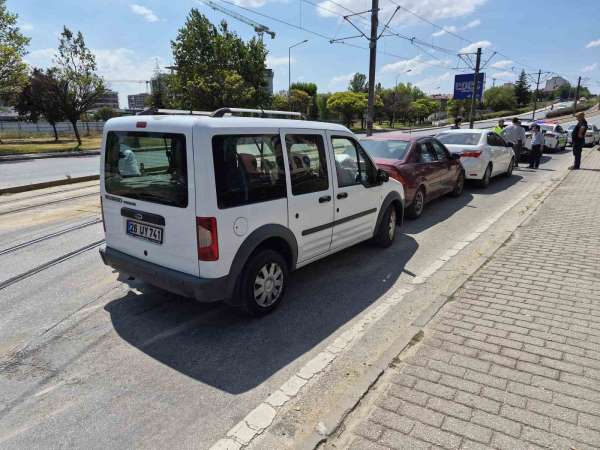 Eskişehir'de 3 aracın karıştığı zincirleme trafik kazası ucuz atlatıldı