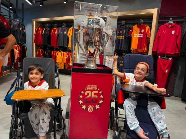 Galatasaray'ın şampiyonluk kupası Mardian Mall'da taraftarlarla buluştu