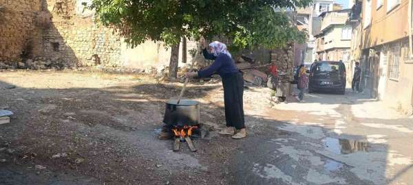 Kahramanmaraş'ta mahalle sakinleri Muharrem ayında kazan başında buluştu
