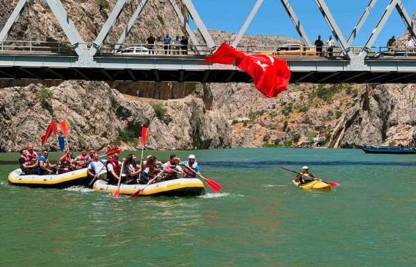 Kemaliye'de su sporları tutkunları Fırat'ta buluştu