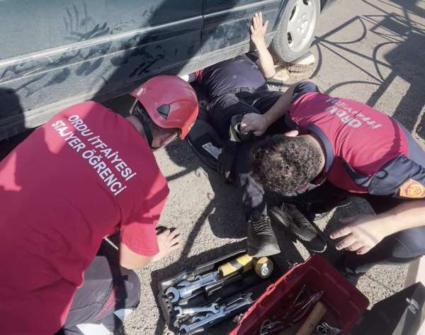 Ordu'da otomobilin egzoz muhafazasına sıkışan yavru kedi kurtarıldı