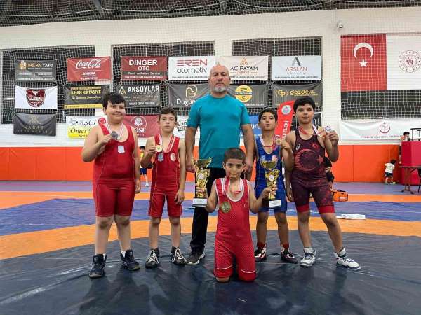 Yunusemre'nin minik pehlivanları madalyaları topladı