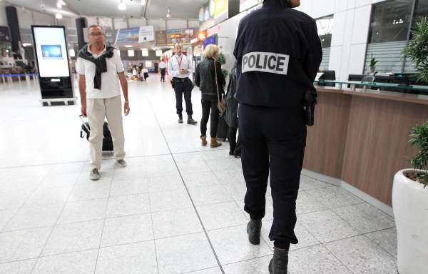 Fransa'da havalimanındaki bıçaklı saldırgan öldürüldü