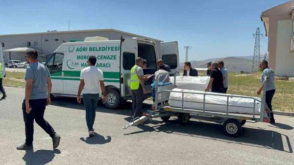 Otobüs kazasında hayatını kaybedenlerin cenazesi defnedilmek üzere Ağrı'ya getirildi