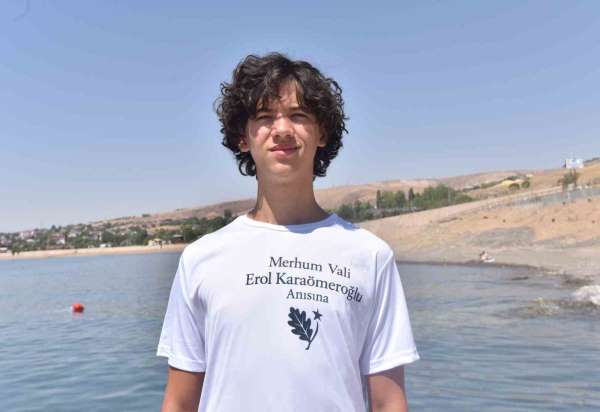 Ahlat'ta yüzme maratonunun en küçüğü 3,5 saatte hedefe ulaştı