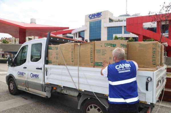 Canik Belediyesi'nden sağlık kurumlarına 100 bin maske desteği