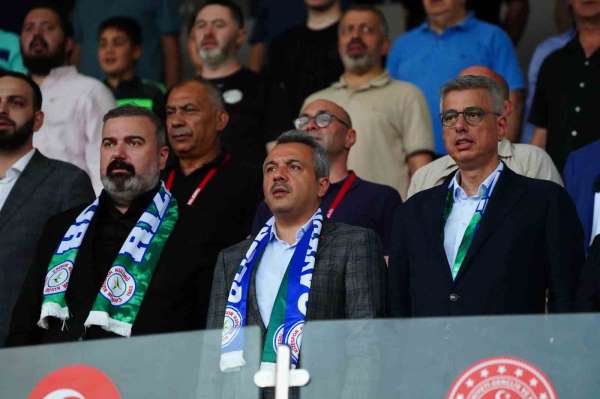 Sağlık Bakanı Kemal Memişoğlu, Çaykur Rizespor - Göztepe maçını trübünden izledi