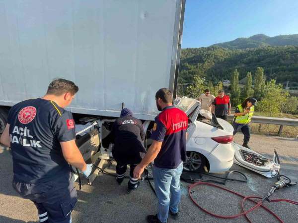 Tıra arkadan çarpan otomobilin sürücüsü hayatını kaybetti