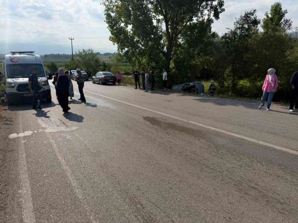 Yoldan çıkan otomobil ağaçlık alanda yan yattı