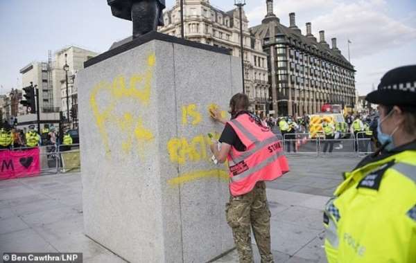 İngiltere'de eski Başbakan Churchill'e ait heykel 4 ay sonra yeniden saldırıya u
