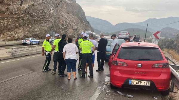 Antalya'da 5 araçlı zincirleme kaza: Karayolunda uzun araç kuyruğu oluştu