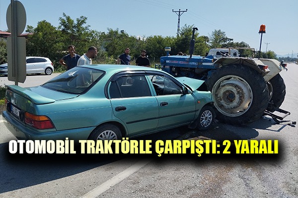 Otomobil traktörle çarpıştı: 2 yaralı