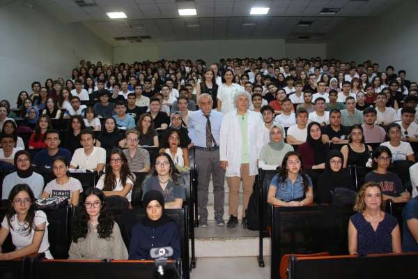 Akdeniz Üniversitesi Tıp Fakültesi'nde hekim adaylarına ilk ders