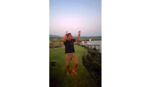 Hayranları tekneden, Mustafa Sandal kıyıdan şarkıya eşlik etti