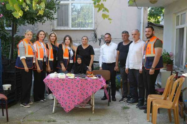 85 yaşındaki Emine nineye sürpriz doğum günü: 'İlk kez doğum günüm kutlandı, pastayı görünce şoke oldum'