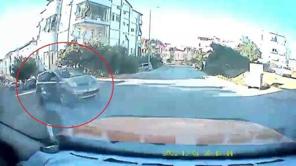 Antalya'da otomobilin taksiye çarptığı kaza anı araç kamerasına yansıdı