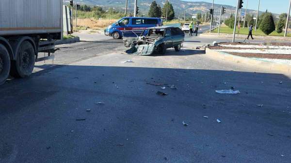 Gediz'de tır ile otomobilin karıştığı trafik kazasında 2 kişi yaralandı