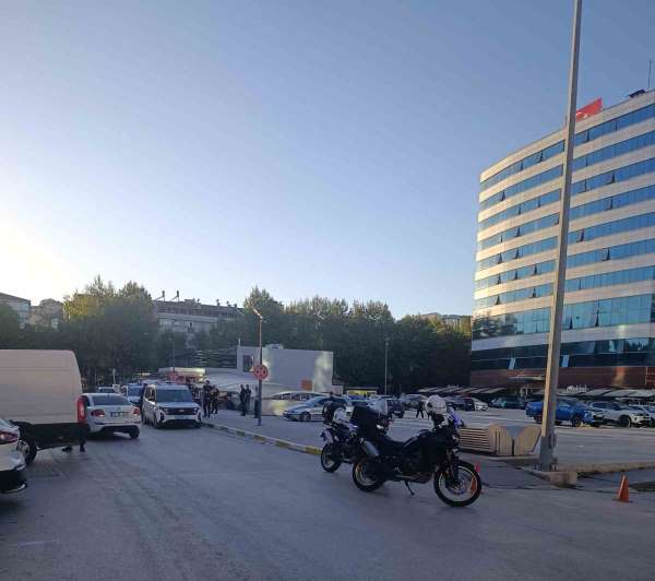 İşten çıkarıldığı gerekçesiyle silah ve bıçakla Kastamonu Belediyesini bastı
