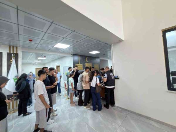 Osmaniye'de üniversiteyi kazanan gençlere valiz ve havlu desteği