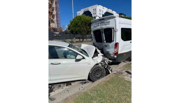 Otomobil minibüse arkadan çarptı: 4 yaralı