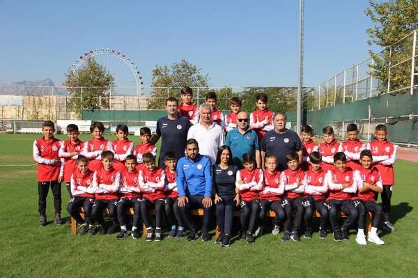 Antalyaspor U12 futbol takımı Litvanya'ya uçtu 