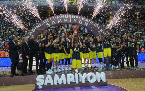 Fenerbahçeli Tuğçe Canıtez: 'Kupayı kazanmak mutlu etti'