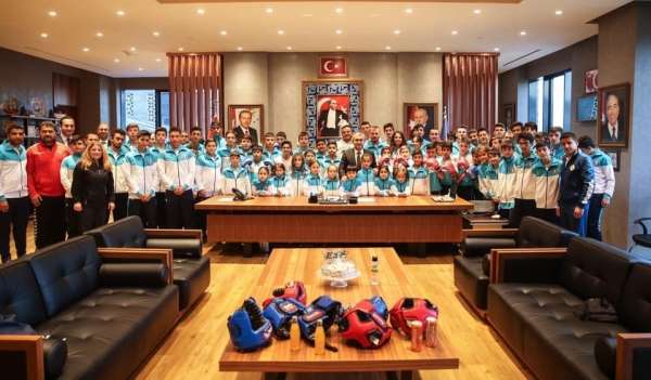 Kütahya Belediyespor Kulübü sporcularına malzeme desteği
