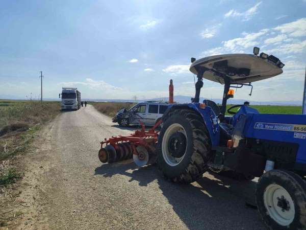 Hafif ticari araçla traktörün çarpıştığı kazada 3 kişi yaralandı